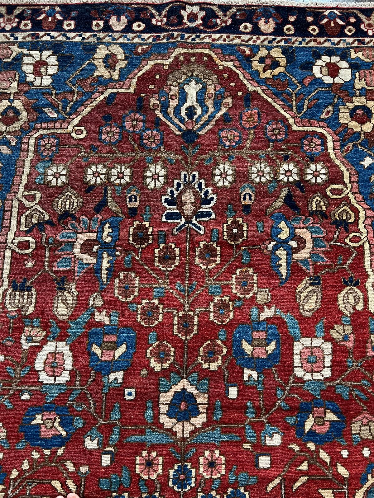 ANTIQUE VASE RUG/CARPET
