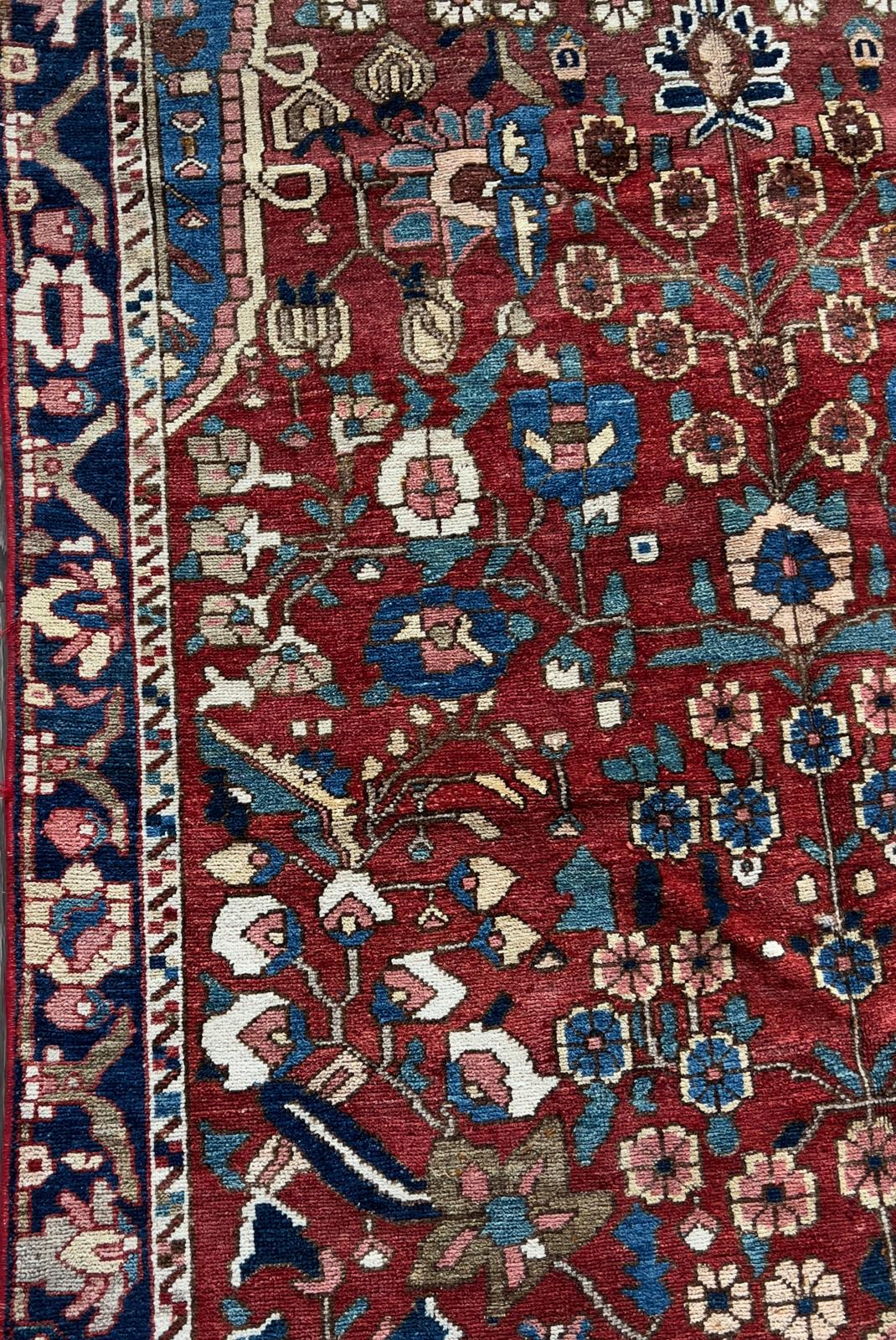 ANTIQUE VASE RUG/CARPET